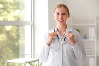 Steteskopu klinikte olan mutlu kadın doktor.