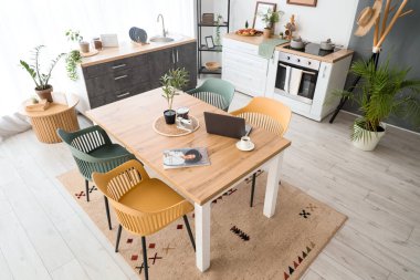 Masa ve tezgahlar hafif yemek odasının içinde.