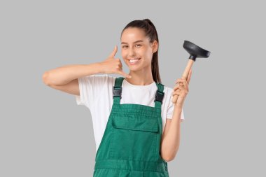 Pompalı kadın tesisatçı arka planda 