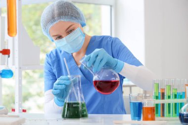 Laboratuvarda deney yapan kadın kimyagerler.