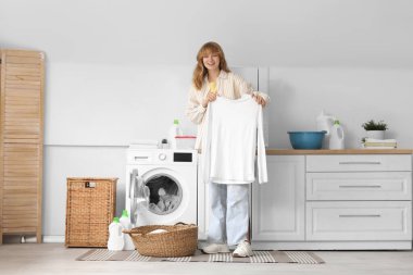 Temiz çamaşır yıkama makinesi evde yakınındaki olan kadın