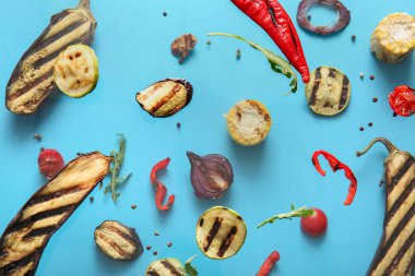 Uçan lezzetli ızgara sebzeler mavi arka planda