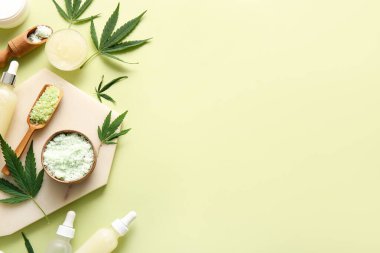 Deniz tuzu ve yeşil arka planda yapraklarla kenevir kozmetik yağı şişeleri