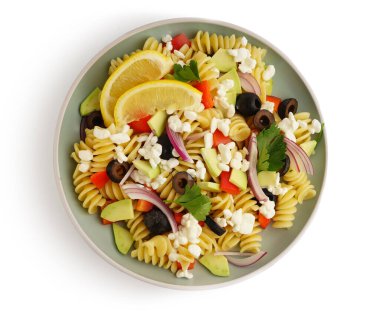 Beyaz zemin üzerinde geleneksel makarna salatası ile tabak