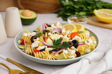 Masada geleneksel makarna salatası ile tabak.