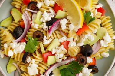 Geleneksel makarna salatası tabağı, üst manzara.