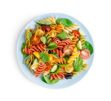 Beyaz arka planda İtalyan makarna salatası.