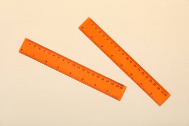 Renk arkaplanındaki plastik cetveller