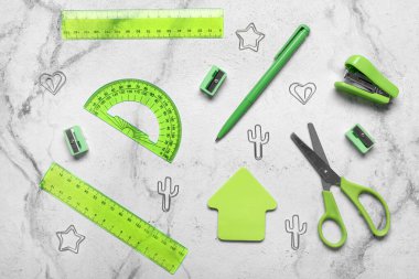 Açık mermer zemin üzerinde farklı kırtasiye malzemesi olan kompozisyon