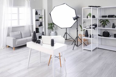 Profesyonel ekipman ve dizüstü bilgisayarlı fotoğraf stüdyosunun içi stüdyoda.