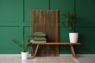 Masa, yastık ve katlanır ekran ile oturma odasının şık bir iç mekanı.