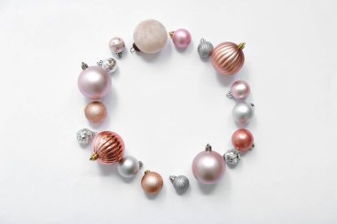 Beyaz arkaplanda Noel toplarından yapılmış çerçeve