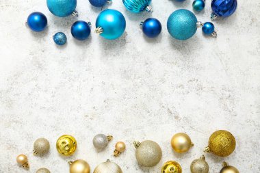 Beyaz grunge arka planda farklı Noel toplarından yapılmış çerçeve