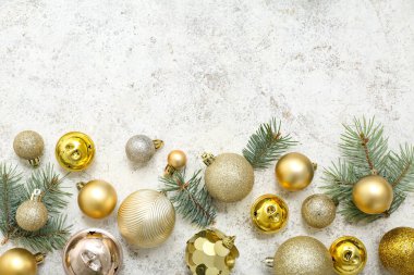 Beyaz grunge arka planında köknar ağacı dalları olan Noel baloları