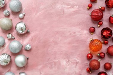 Pembe grunge arka planda farklı Noel toplarından yapılmış çerçeve