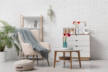 Oturma odasının içindeki vazolarda güzel Gerbera çiçekleri