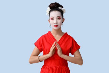 Aydınlık arka planda güzel genç geyşa