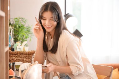 Güzel Genç Kadın Evde Makyaj Yapıyor