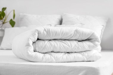 Odanın şık iç kısımlarında katlanmış beyaz battaniye.