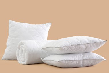 Sarılmış yumuşak battaniye ve bej arka planda yastıklar