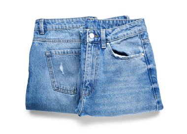 Beyaz arkaplanda şık bir kot pantolon.