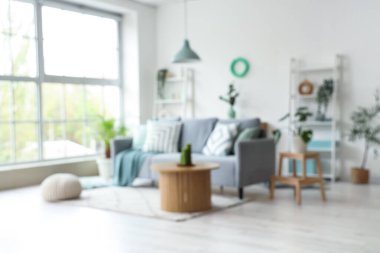 Oturma odasındaki rahat kanepe ve kahve masası. Bulanık görünüm