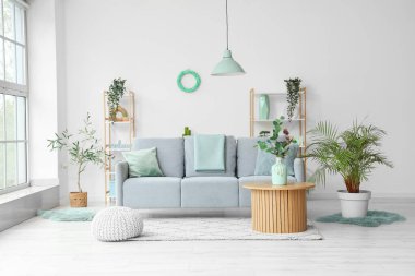 Oturma odasının iç tarafında rahat bir kanepe ve kahve masası var.