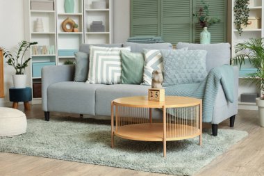 Oturma odasının iç tarafında rahat bir kanepe ve kahve masası var.