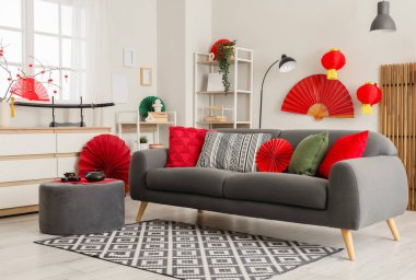 Çin Yeni Yıl kutlamaları için kanepe, puf ve dekorla oturma odasının içinde.