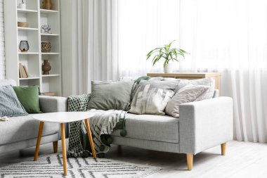 Yastıklı ve sehpalı rahat koltuklar.