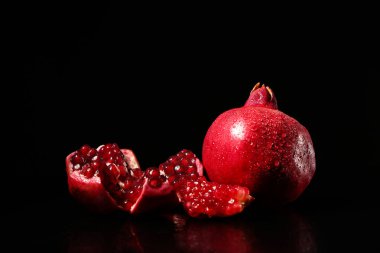 Siyah arka planda lezzetli taze nar.