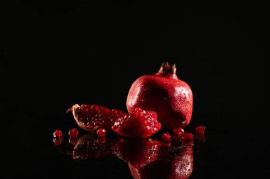 Siyah arkaplanda lezzetli nar.