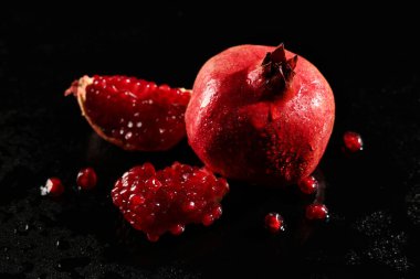 Siyah arkaplanda lezzetli nar.