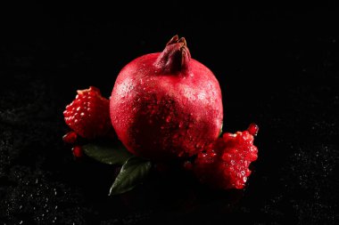 Siyah arkaplanda lezzetli taze nar, yakın plan.