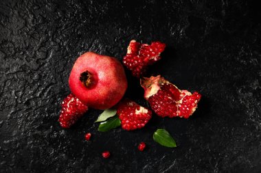 Siyah arkaplanda taze nar.