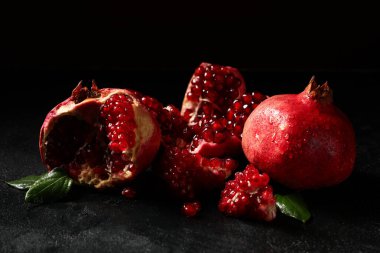 Siyah arka plan üzerine taze sulu nar