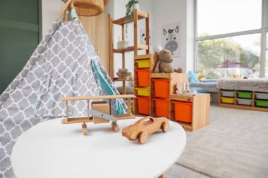 Çocuklar odasındaki masada oyuncaklar, yakın plan.