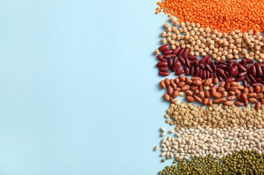 Renk arkaplanındaki ham baklagillerle kompozisyon