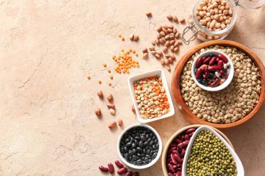 Renk arkaplan üzerinde çeşitli ham baklagiller içeren kompozisyon