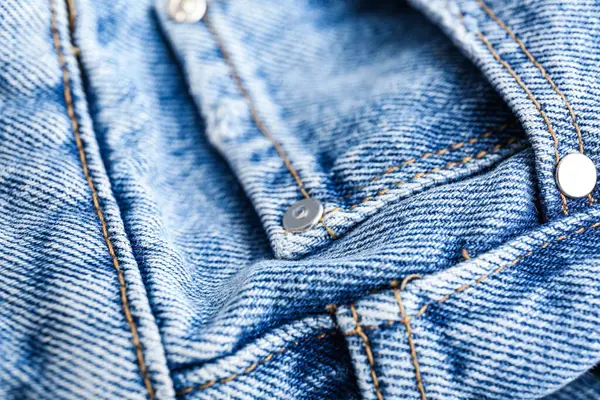 Arka plan olarak şık kot pantolonlar, yakın plan