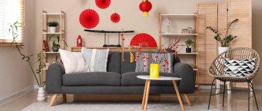 Çin Yeni Yıl kutlamaları için kanepe ve dekorasyonlarla oturma odasının içinde.