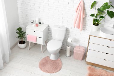 Tuvaleti olan modern rahat tuvaletin içi.