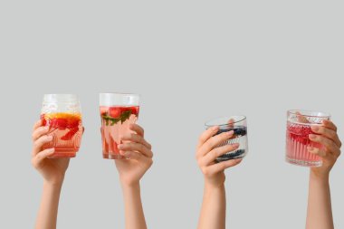 Hafif arkaplanda kaynaşmış su bulunan birçok el