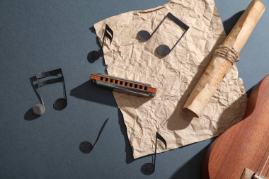 Armonika ile kompozisyon, müzik notaları ve koyu arkaplan üzerine kaydırma