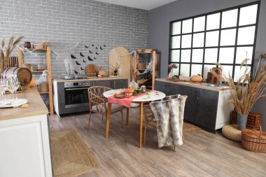 Cadılar Bayramı için tezgah ve yemek masalarıyla dekore edilmiş mutfak.