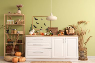 Cadılar Bayramı için beyaz tezgah ve raf üniteleriyle dekore edilmiş mutfağın içi.