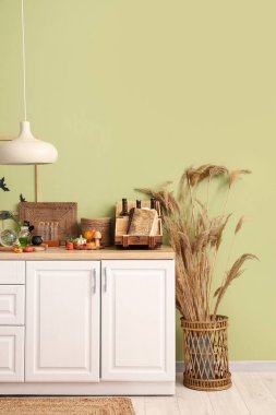 Cadılar Bayramı için beyaz tezgah ve lambayla dekore edilmiş mutfağın içi.