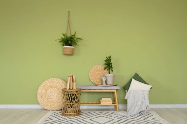 Odanın içi yumuşak bank ve bitkilerle dolu.