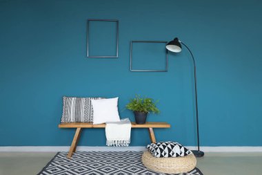 Odanın içi ahşap bank, lamba ve puf