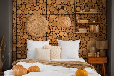 Yumuşak yatak, balkabağı, yastık ve rahat yatak odasında raf.